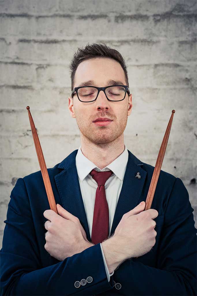 Manuel-gif-portrait-kuenstler-drummer-schlagstock-kompr