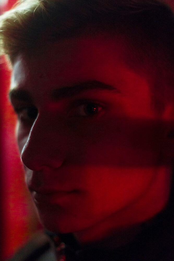 Portrait-Junge-rotlicht-blick-starren-bus