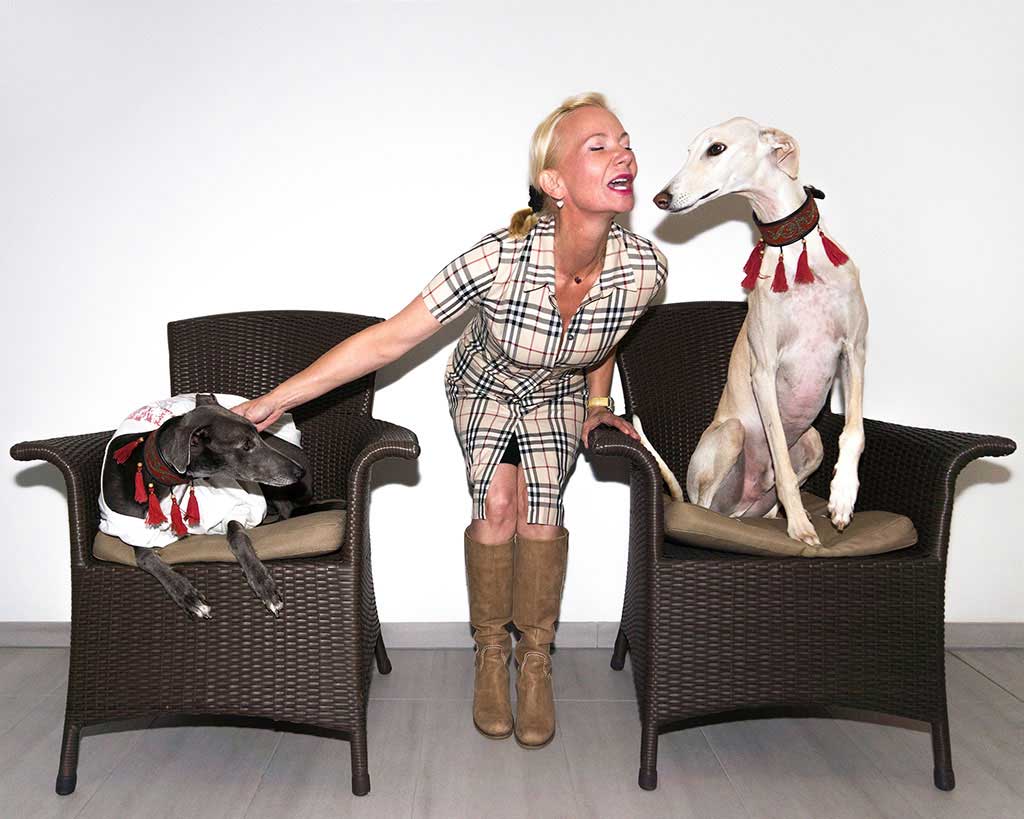 Sue-with-dogs-kiss-komprimiert