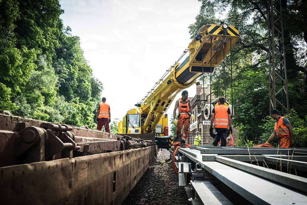 Montage-Heringbau-gleisen-beckingen-saarland-komprimiert