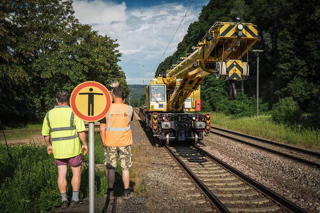 schild-menschen-personen-gleise-hightech-industrie-komprimiert