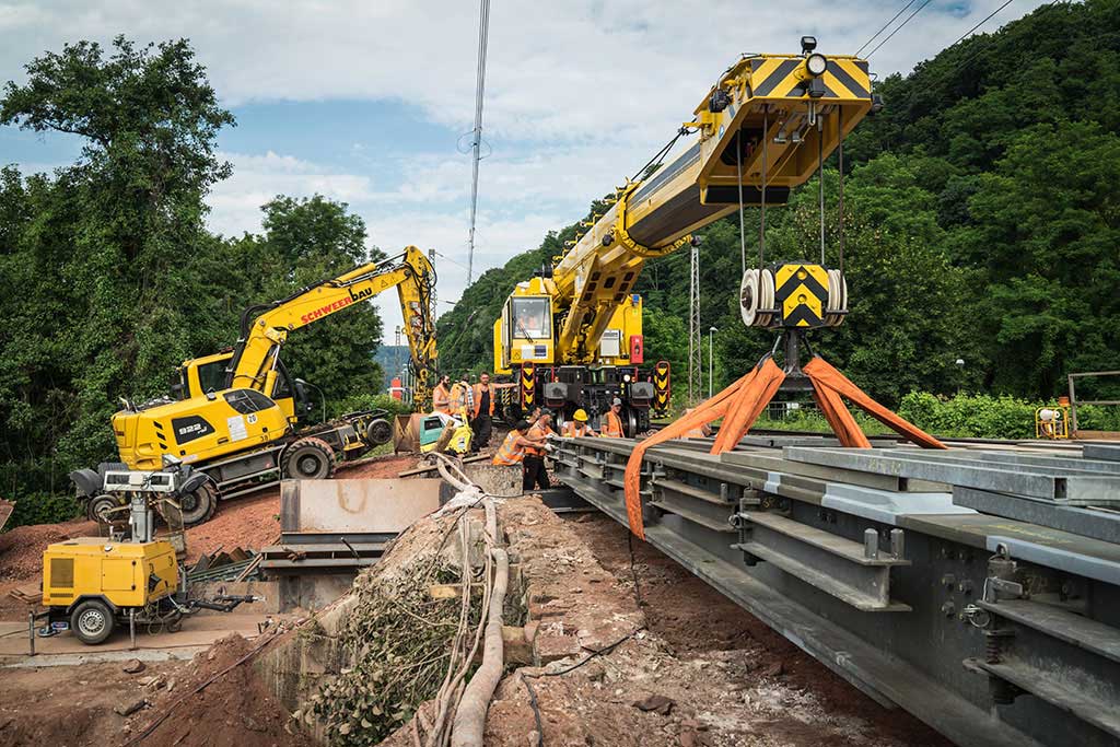 tuerkismuehle-baustelle-bagger-kran-heben-komprimiert