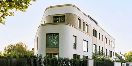 Moderne Immobilie Moderne-frankfurt-Immobilie-architektur-geschuwngen-linienfuehrung-naturstein-elemente-blaue-stunde