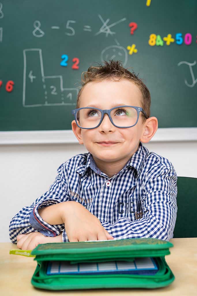 ko-kleines-kind-in-der-schule-brille-junge-negel-spitzbube-maeppchen-werbung-nachhilfe