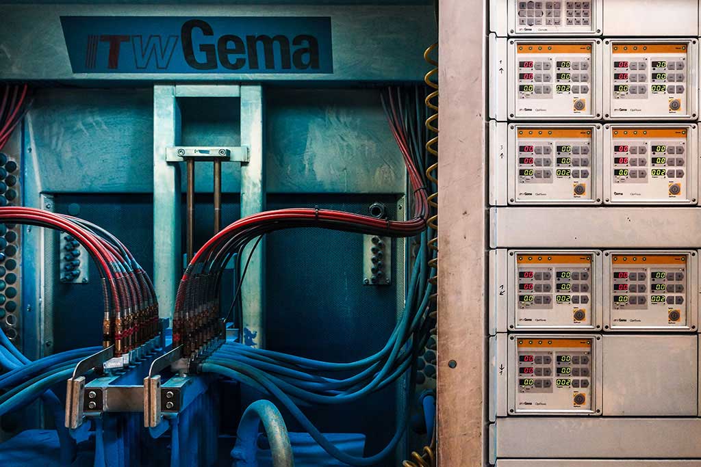 kom-FErtigung-saarbruecken-kabel-blau-maschine-gema