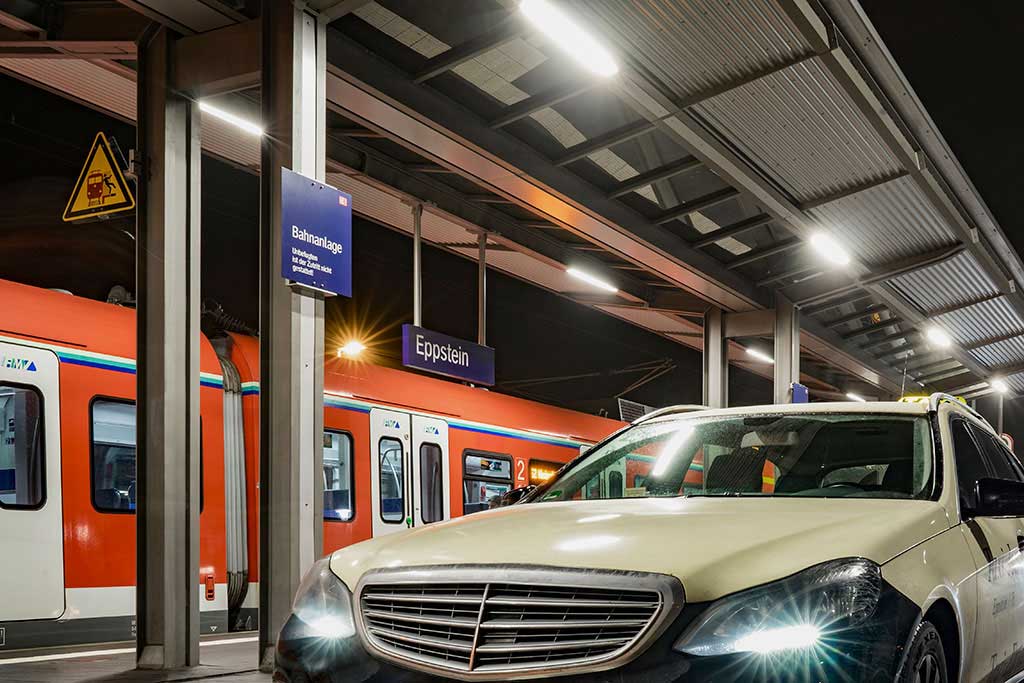 kom-Hering-Eppstein-nacht-taxi-drive-zug-deutschebahn-dach