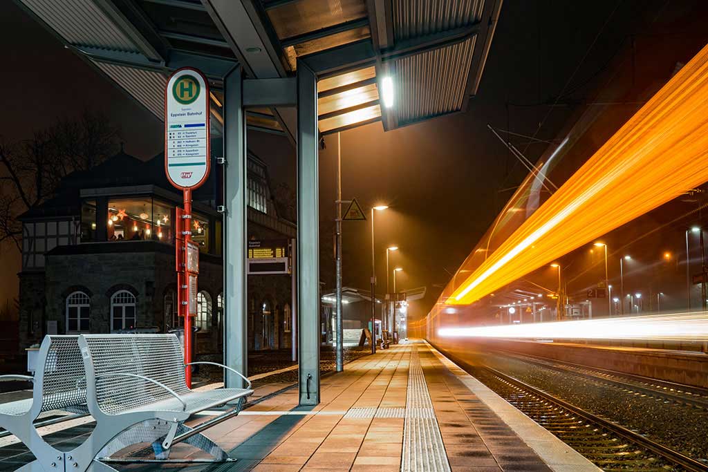 kom-Hering-Eppstein-zug-licht-verschwommen-langzeitbelichtung-dach-bahn-frankfurt