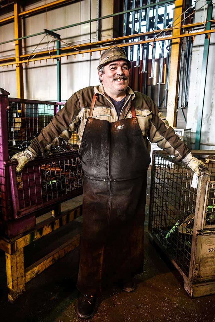kom-portrait-mitarbeiter-gut-gelaunt-hut-schnaeuzer