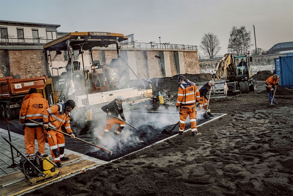 Asphalt-bau-baustelle-dampf-dreck
