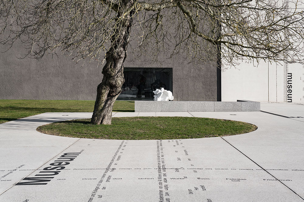Saarbruecken-moderne-galerie-museum-gemaelde-baum-platz-schrift-architekten