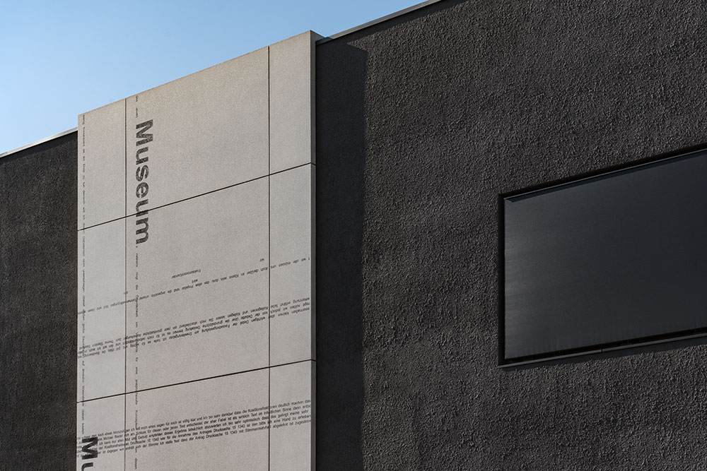 galerie-aussenansicht-modern-schwarz-weiss-beton-saarlan-blau-himmel-fassade