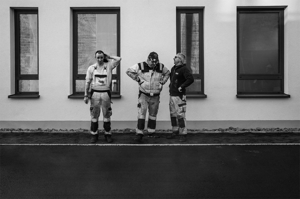 gruppenfoto-arbeiter-gebaeude-gruppe-strasse