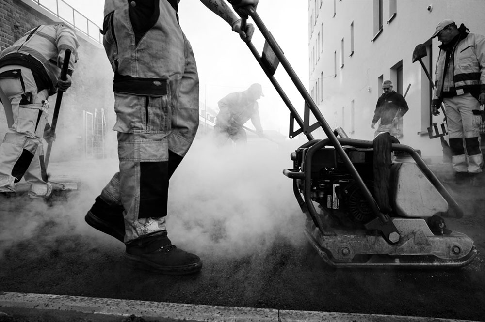 maschine-teer-fuesse-schuhe-rauch