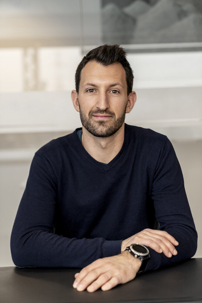 NFM-international-portraits-photographer-belgium-business-man-sitting-smile