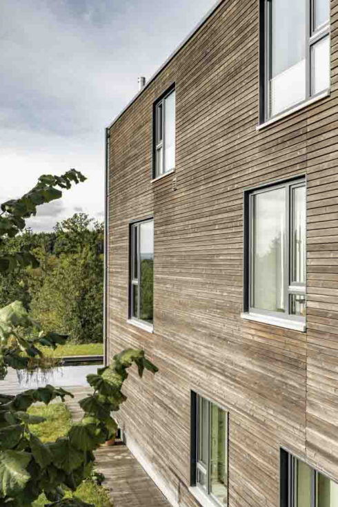 fassade-holzhaus-winterhoff-zentrum-aussicht-sauerland