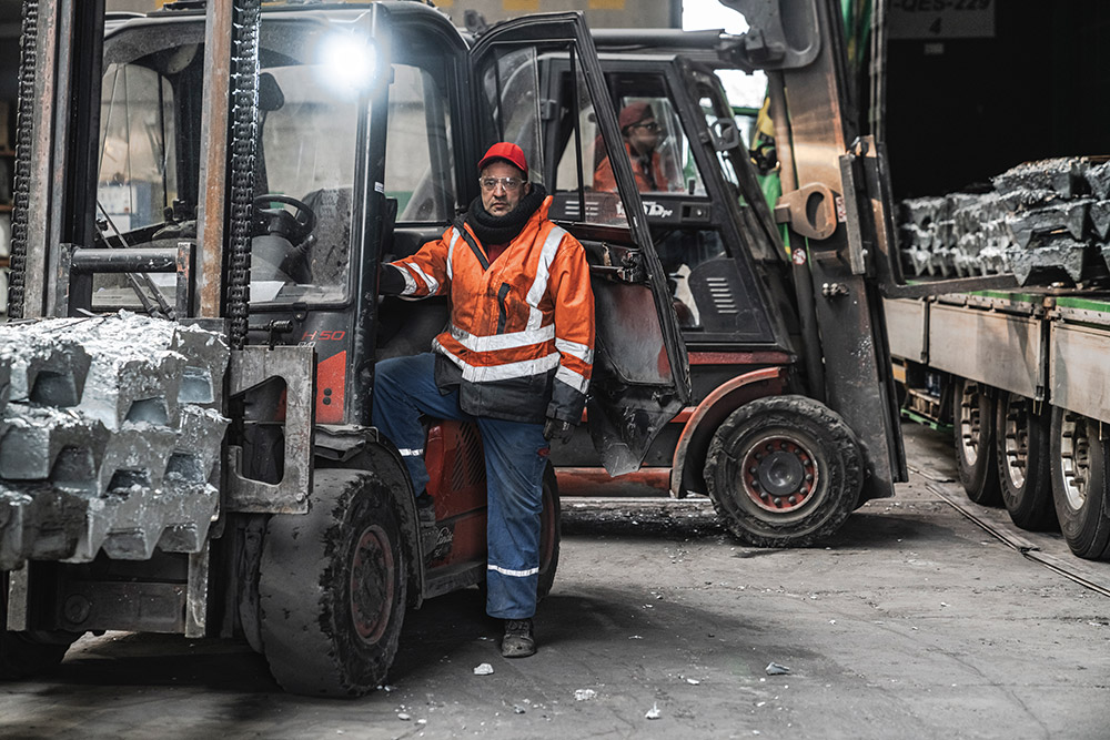 gabelstapler-fahrer-industrie-posing-mann-produktion-anlieferung-lkw-beladung