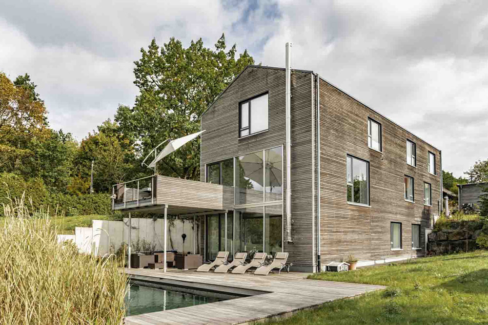 pool-haus-holzhaus-umwelt-natur-sonne-herbst-gras-kiefer