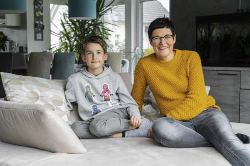 portrait-hausbesitzer-familie-mutter-gluecklich-eigenes-heim