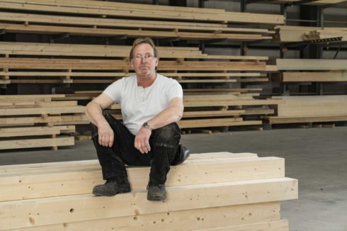 portrait-sitzend-stehend-still-holz-setting
