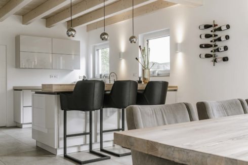 theke-wohnung-holzdecke-tisch