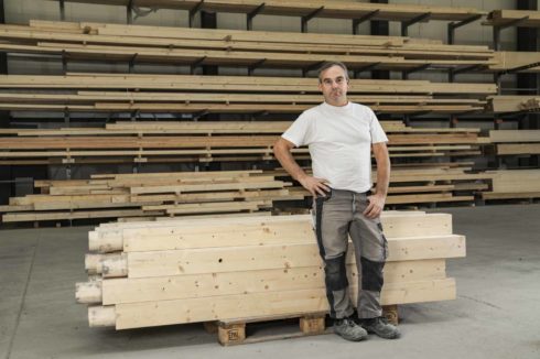 wer-produktion-industrie-baum-holz-portrait-arbeiter