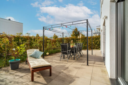 terrasse-liege-blauer-himmel-fotograf-bearbeitung