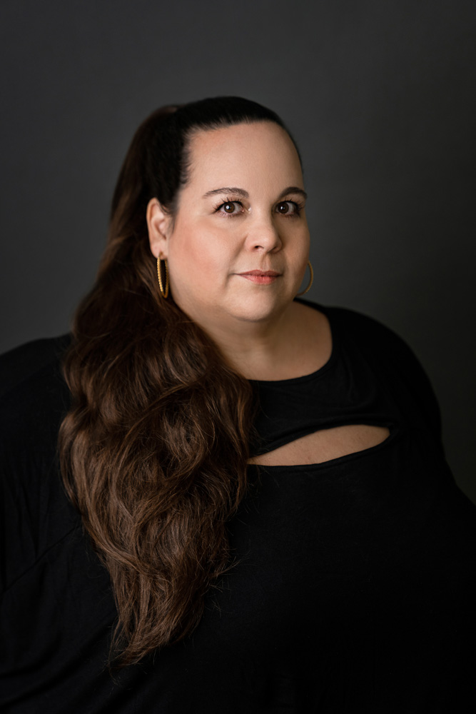 Fee-Portrait-KKP-Zopf-Ohrrine-Perspektive-Hintergrund-Studio
