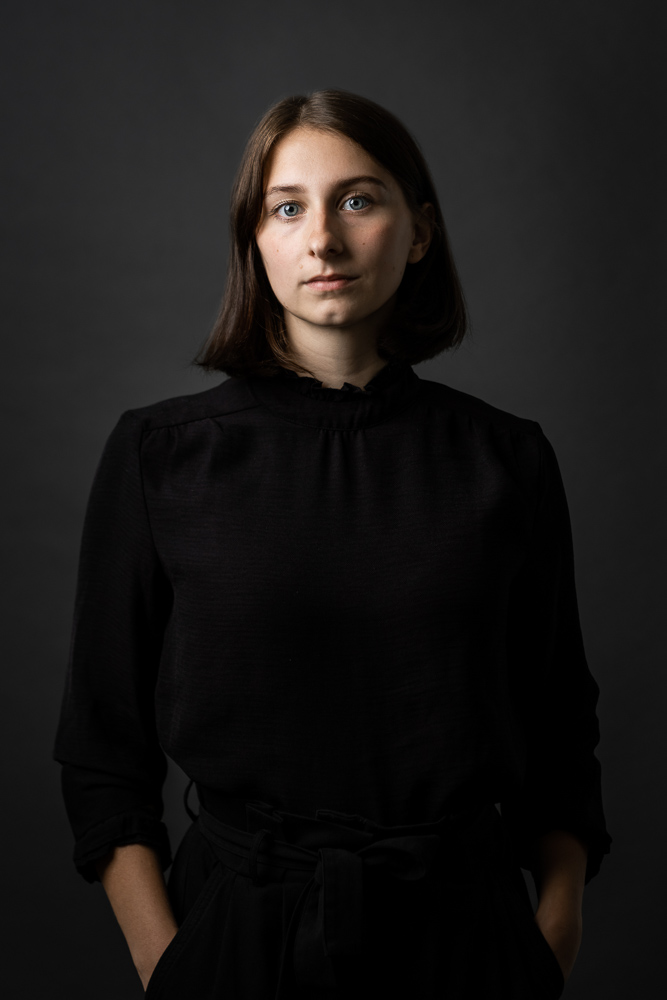 Jana-Businessportrait-dunkel-farbe-modern-Hauptlicht-octagon
