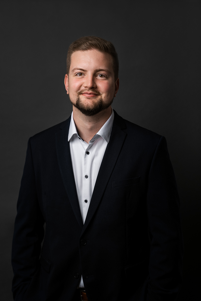 Kenny-portrait-Kosch-Klink-SEO-Guide-Studiosetting-Background