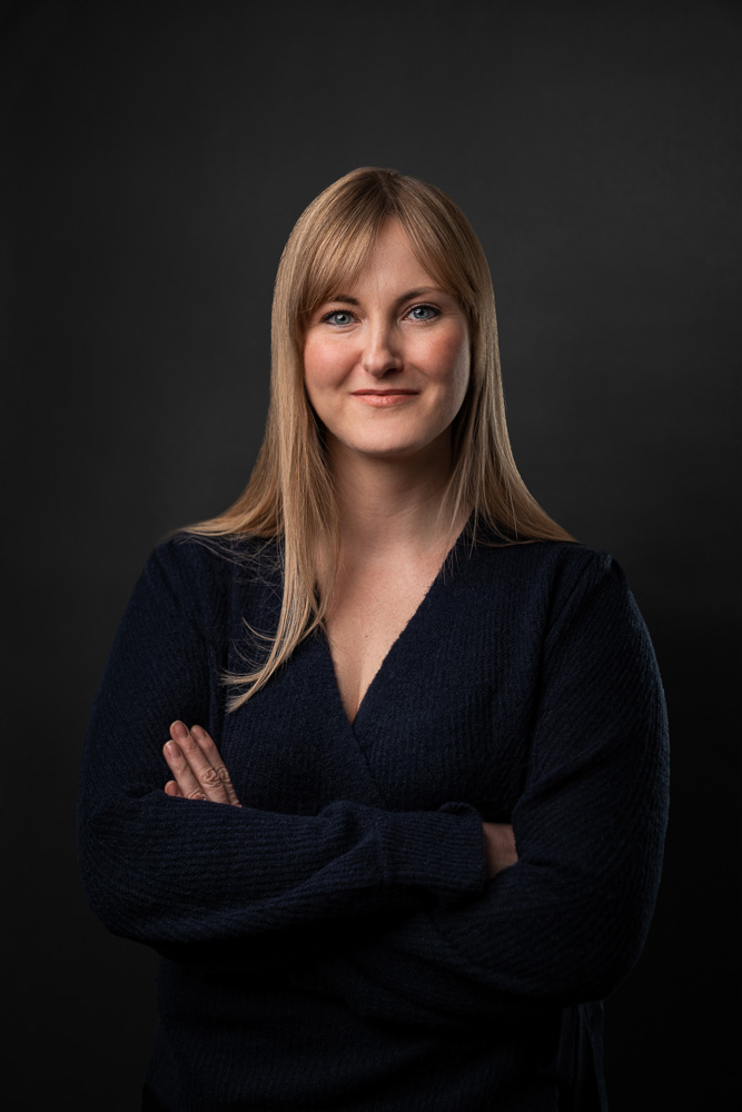 Linda-Buchhalterin-chefpose-haare-retusche-seitenlicht