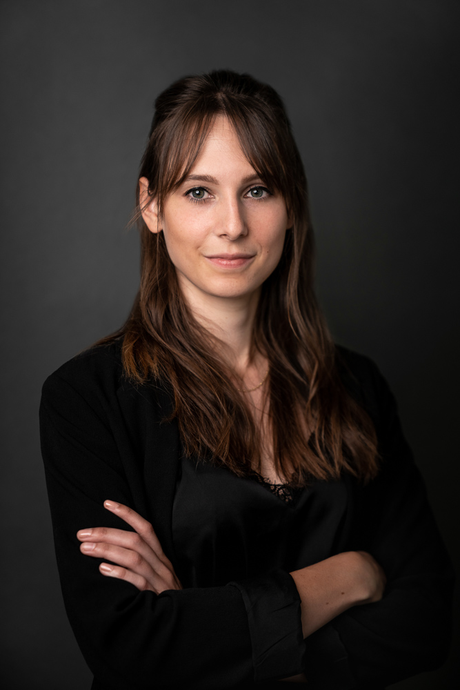 Lisa-portraet-pose-freundlich-bestimmt-studiosetting-licht-softbox