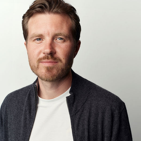 Mats-Karlsson-Portrait-in-farbe-im-Studio-Bielefeld-fotografiert-mit-einer-Softbox-von-links-freundlicher-offener-blick-in-die-kamera-weisser-hintergrund