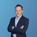 Julian-Hagemeier-CEO-Portrait-blauer-hintergrund-Agentur-Hagemeier-gmbh
