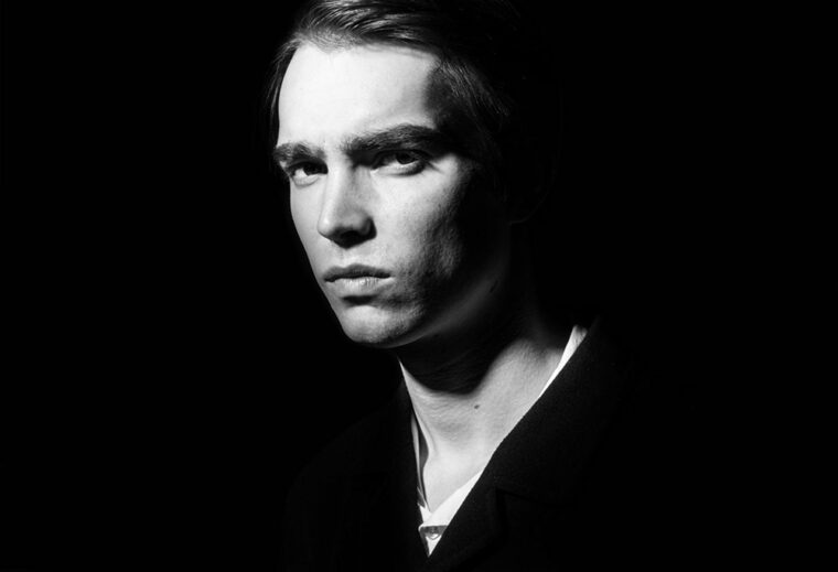 Portrait-schwarz-weiss-mann-andy-warhol-hommage-shwarzer-hintergrund-studio-spotlicht