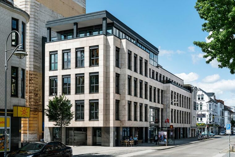 referenz-nuethen-haus-bei-sonnenschein-bau-naturstein-buero-wohnungen-bremen-an-der-strasse-vier-stockwerke