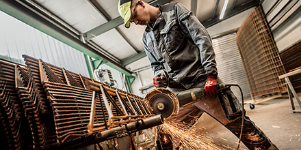 Flexarbeiten im Stahlwerk mann-flex-stahlwerk-stahlbau-fabrikhalle-fertigung