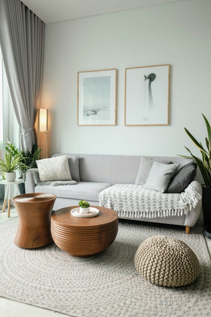 Modernes Wohnzimmer mit Couch und Tischen