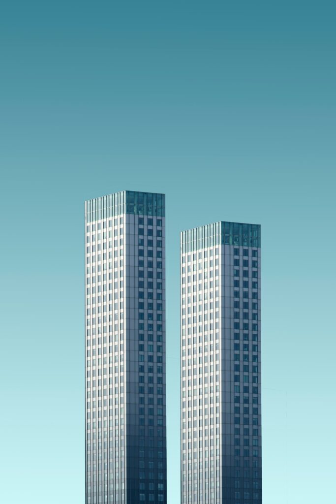 Zwei Wolkenkratzer bei blauem Himmel