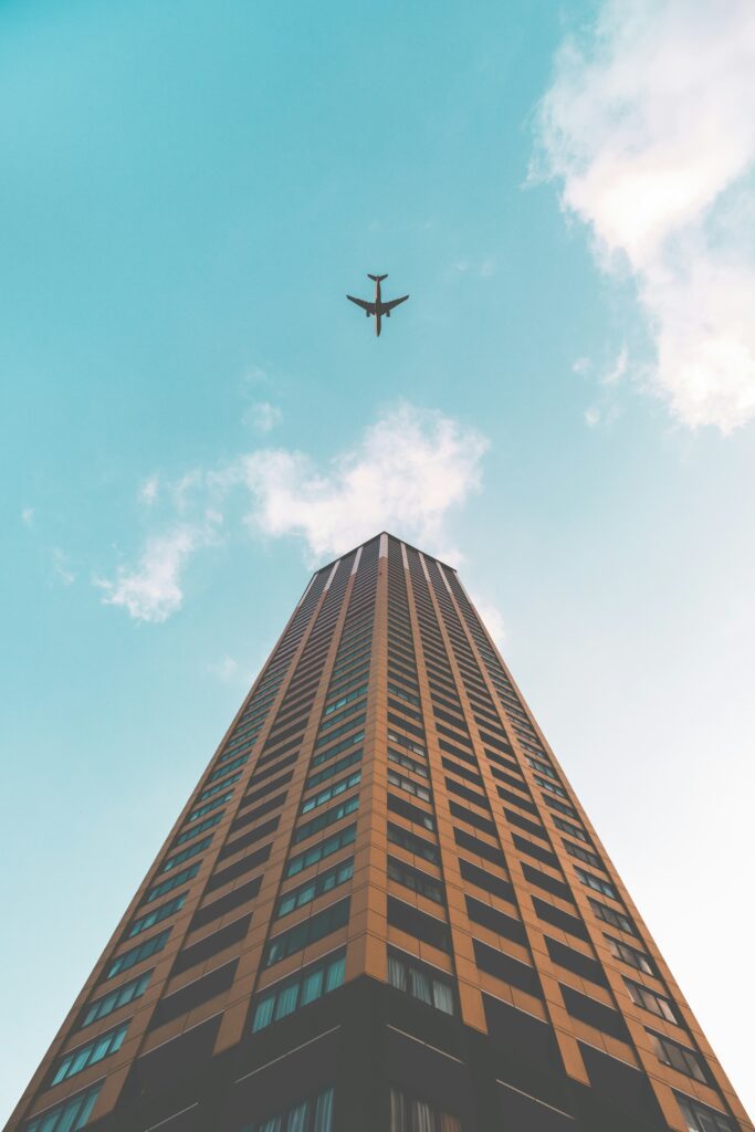 Flugzeug über Wolkenkratzerfotografie